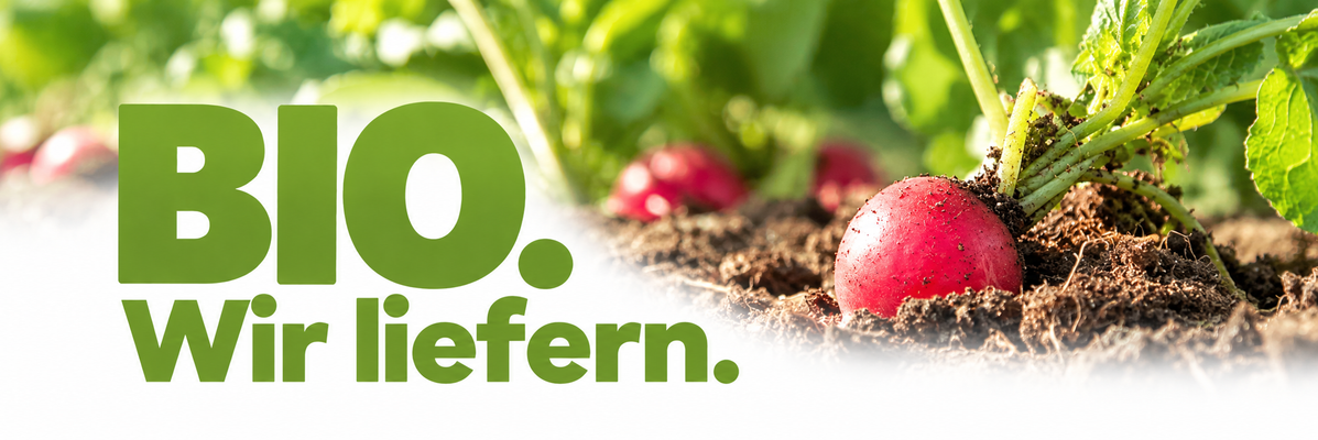 Rote Bio-Radieschen in lockerer Erde zwischen frischem Grün mit dem Schriftzug „BIO. Wir liefern.“