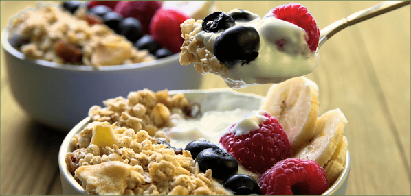 KI generiert: Müslischale mit Joghurt, Beeren, Bananen und Granola.