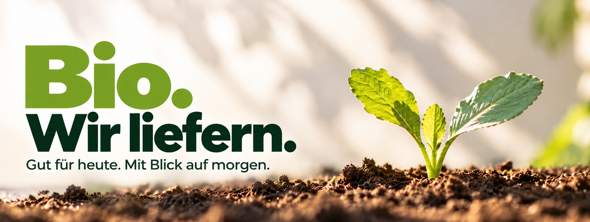 Junges grünes Pflänzchen wächst aus fruchtbarer Erde. Daneben der Schriftzug „Bio. Wir liefern.“ und der Slogan „Gut für heute. Mit Blick auf morgen.“