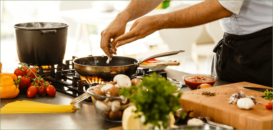 Frau isst Salat, Energie, gesunde Ernährung