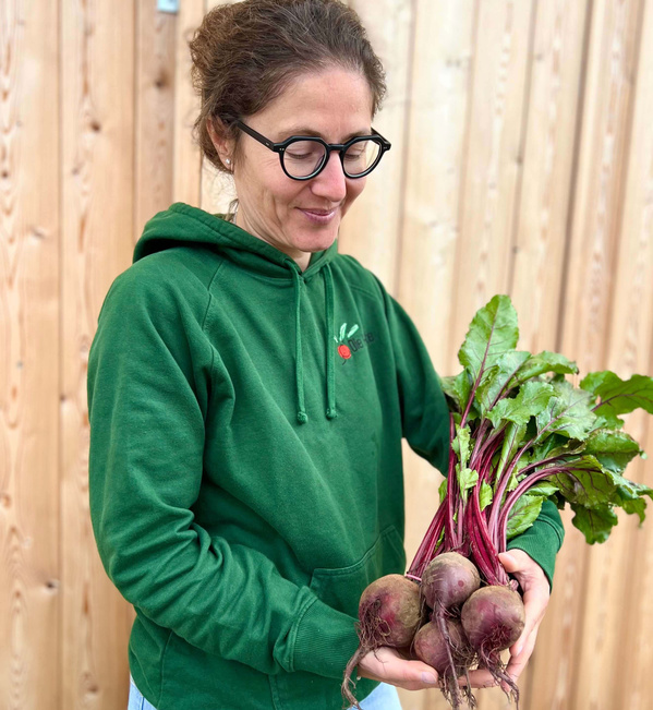 KI generiert: Eine Person hält Rote Beete in den Händen.