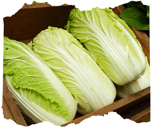 KI generiert: Mehrere Köpfe Chinakohl in einer Holzkiste.