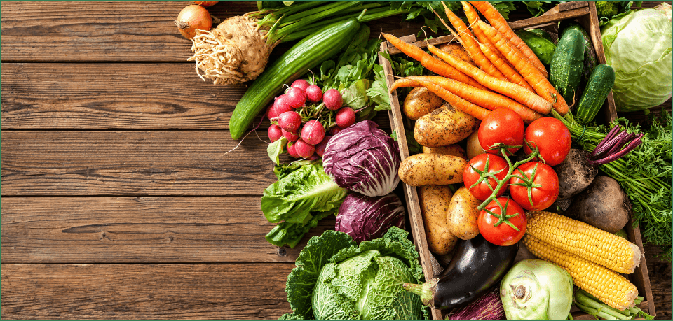 Frau isst Salat, Energie, gesunde Ernährung