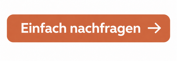 KI-generierte Beschreibung: Das Bild zeigt einen orangefarbenen Button mit dem Text "Einfach nachfragen →".