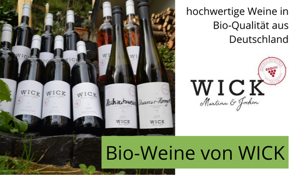 Verschiedene Flaschen Bio-Wein vom Weingut Wick aus dem Zellertal stehen nebeneinander aufgereiht im Freien. Auf dem Etikett ist der Name „WICK – Martina & Jochen“ zu sehen. Rechts daneben das ECOVIN-Siegel und der Schriftzug „hochwertige Weine in Bio-Qualität aus Deutschland“. Unten befindet sich ein grüner Balken mit der Aufschrift „Bio-Weine von WICK“.