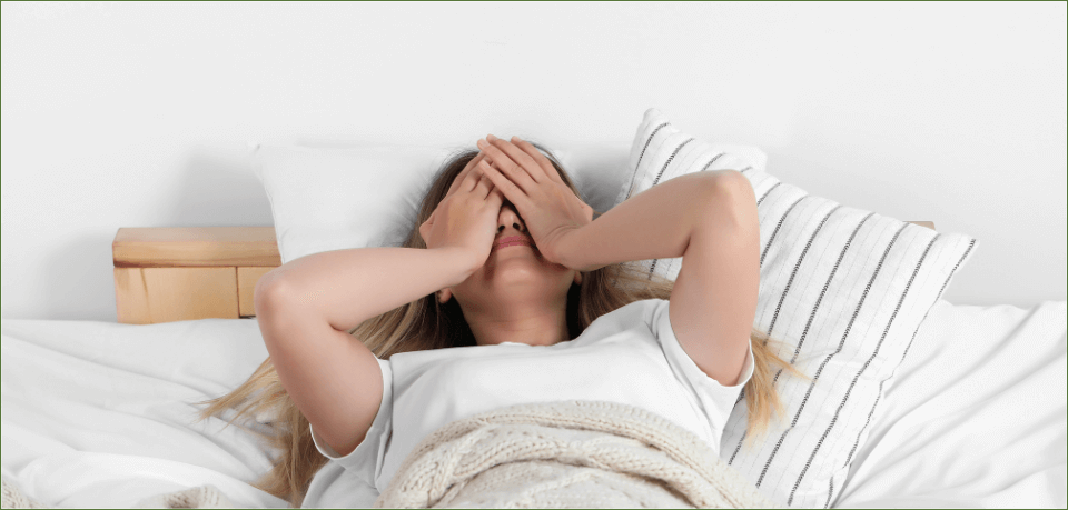 Frau isst Salat, Energie, gesunde Ernährung