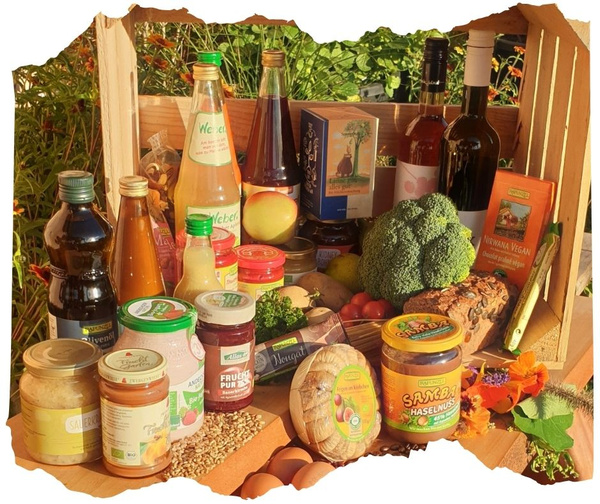 KI generiert: Ein Korb mit verschiedenen Bio-Lebensmitteln und Getränken.