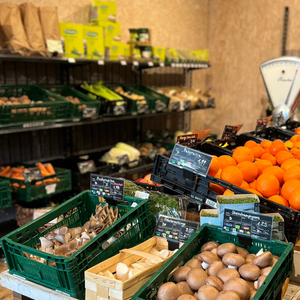 Gemüse und Obst im Regal des Hofladens auf dem Blumenhof