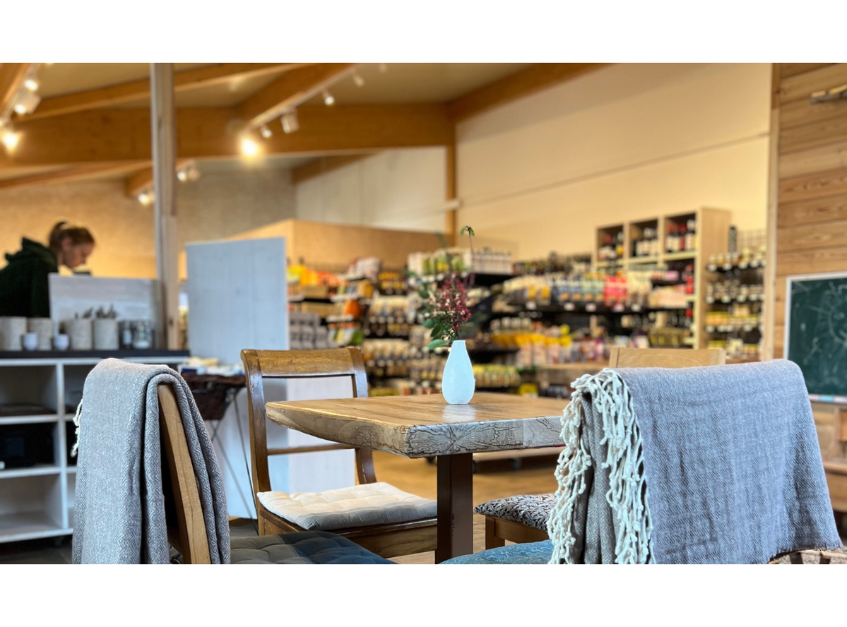 Cafébereich im Hofladen auf dem Blumenhof mit Sitzplätzen im Innenraum