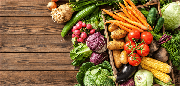KI generiert: Verschiedene frische Gemüsesorten in einer Holzkiste auf einem Holztisch.