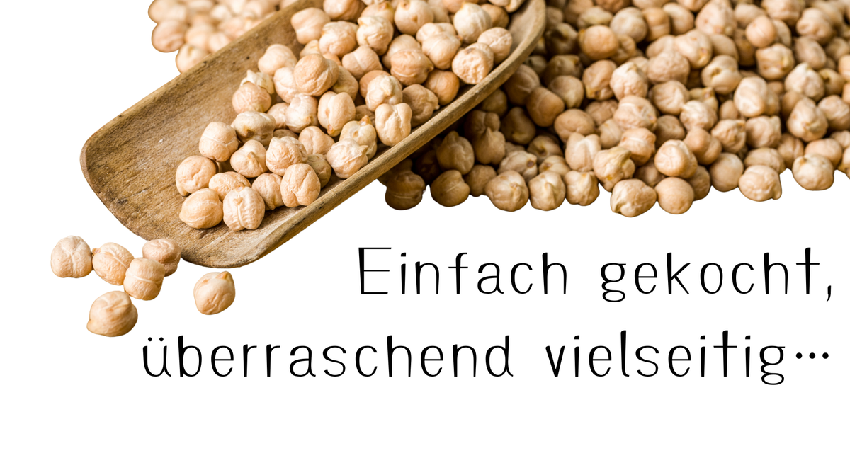 KI generiert: Hauptinhalt: Kichererbsen in einem Holzlöffel.  
Text: "Einfach gekocht, überraschend vielseitig…"