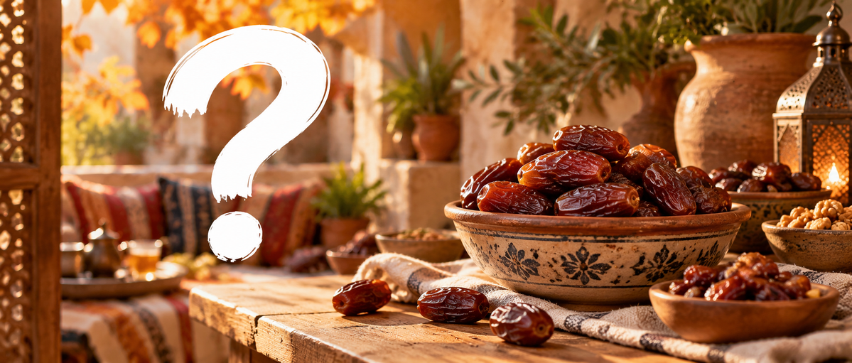 Eine Schale mit braunen Datteln auf einem Holztisch, umgeben von Nüssen, orientalischen Gefäßen und einer Laterne in warmem Herbstlicht. Links ein großes weißes Fragezeichen.