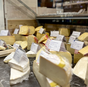Auswahl an Käse im Hofladen mit verschiedenen Sorten aus der Kühlung