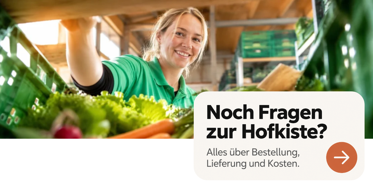 Freundliche Hofkisten-Mitarbeiterin beim Packen frischer Bio-Lebensmittel. Hinweis auf FAQ zu Bestellung, Lieferung und Kosten.
