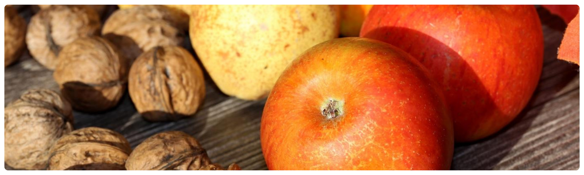 Äpfel und Lebensmittel als Teil der vorbereiteten Abholkisten im Hofladen