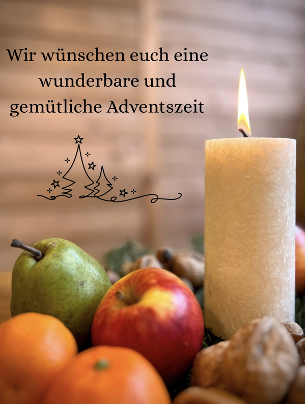 KI generiert: Eine brennende Kerze mit Obst davor. Text: "Wir wünschen euch eine wunderbare und gemütliche Adventszeit".