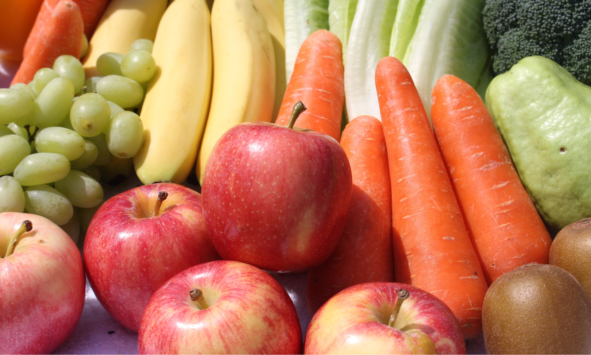 KI generiert: Verschiedene Obst- und Gemüsesorten wie Äpfel, Karotten, Bananen und Trauben.