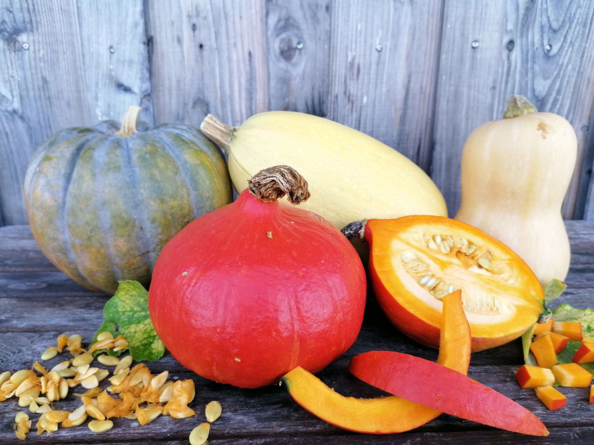 KI generiert: Frisches Obst und Gemüse in einer Holzkiste.