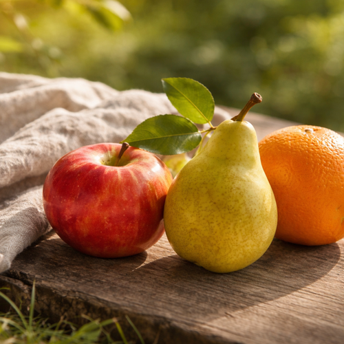 KI generiert: Ein Apfel, eine Birne und eine Orange liegen auf einem Holzbrett im Freien.