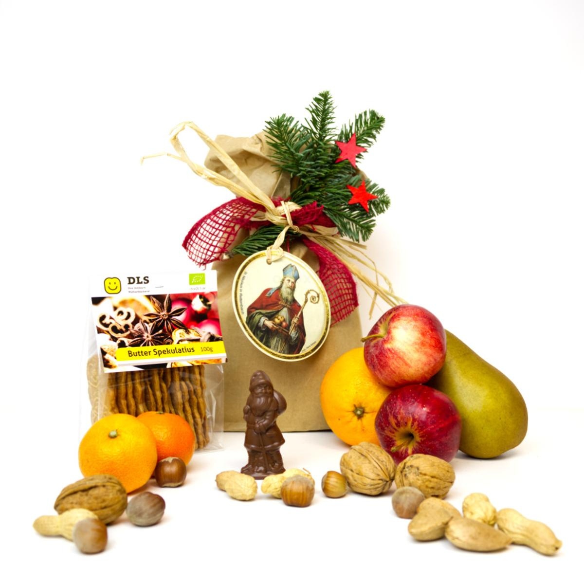 Nikolaustüte mit gemischten Nüssen, Obst & Süßem