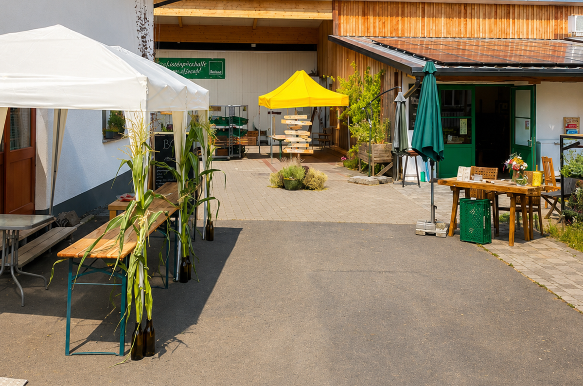 KI generiert: Ein Bauernhofmarkt mit weißen und gelben Zelten, Bänken und Schildern. Im Hintergrund steht "Lustspielscheune".