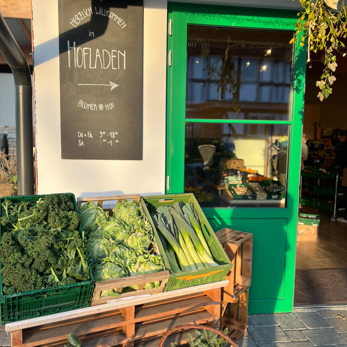 Eingang zum Hofladen auf dem Blumenhof mit Tür und Blick in den Laden