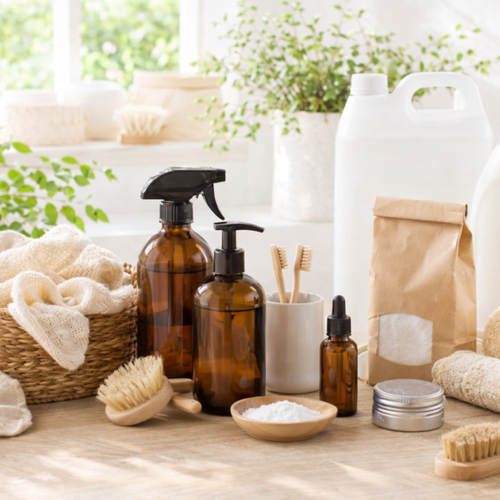 KI generiert: Braunglasflaschen, Naturbürsten und nachhaltige Produkte auf einem Tisch mit Pflanzen im Hintergrund.