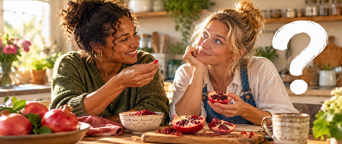 Zwei Frauen unterhalten sich lächelnd in einer hellen Küche über Granatapfelkerne. Ein großes weißes Fragezeichen unterstreicht die Frage, wann man Granatapfel nicht essen sollte.