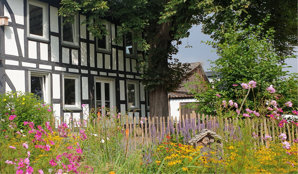 Blumenhof in Eitorf, Standort der Hofkiste mit naturnahem Garten und regionalem Bio Lieferservice